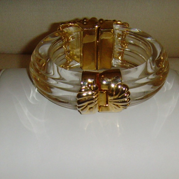 Inna Cytrine Paris Vintage Clear Lucite and Gold Tone Swirl Bangle Bracelet - Picture 10 of 13